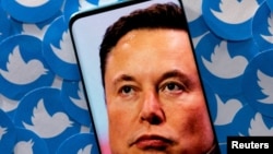 资料照：埃隆·马斯克和推特标签示意图 （路透社）