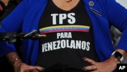 ARCHIVO - La activista Helene Villalonga usa una camiseta que pide el Estatus de Protección Temporal para los venezolanos durante una conferencia de prensa el lunes 3 de febrero de 2025, en Doral, Florida.