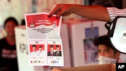 Para petugas pemilu melakukan perhitungan suara Pilpres di salah satu TPS di Jakarta, Rabu (17/4) sore. (Foto: AP)