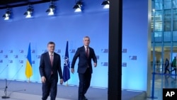 Влітку у Вашингтоні відбудеться саміт НАТО. Архівне фото: міністр закордонних справ України Дмитро Кулеба та генсек НАТО Єнс Столтенберг