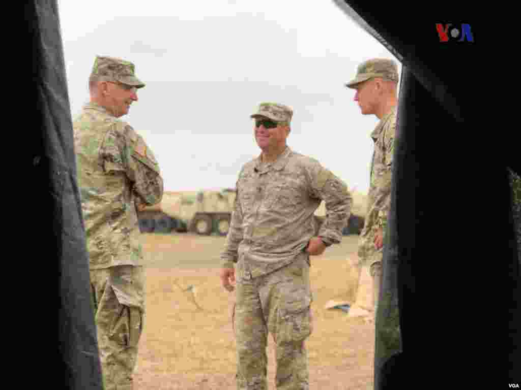 The military troops sent to Donna, Texas, cover a fairly wide age range; from young people, like soldier Daniel Pérez, to more experienced soldiers of higher ranks.