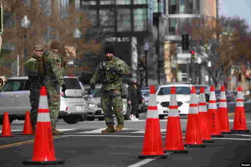 Un militar vigila el tránsito en una céntrica calle de la ciudad. 16 de enero de 2021.
