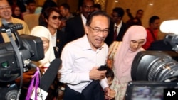 Malaysian opposition leader Anwar Ibrahim, center, arrives at court house in Putrajaya, Malaysia, Feb. 10, 2015.