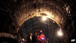 Para korban tewas di kota Lhasa, Tibet bekerja bagi cabang perusahaan pertambangan China National Gold Group Corp (foto: ilustrasi). 