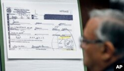 Copia de la hoja de servicio militar del presidente Barack Obama exhibida durante una conferencia de prensa en Phoenix, Arizona. Marzo 1, 2012.