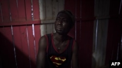 Felix Boateng, 35 ans, dans un bar de Dormaa-Ahenkro dans la région de Brong-Ahafo au Ghana le 3 mai 2018.