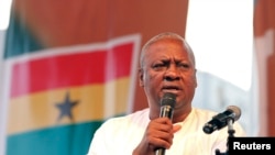 Ghanaian president John Dramani Mahama gives a speech in Accra, Dec. 10, 2012.