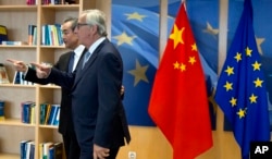 European Commission President Jean-Claude Juncker (R) speaks with China's Foreign Minister Wang Yi prior to a meeting at EU headquarters in Brussels, June 1, 2018, as the two sides deepen ties on trade and investment.