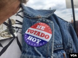 Voter in Philadelphia wears sticker on her jeans jacket that says in Spanish "I voted today", April 26, 2016. ( C. Mendoza / VOA)