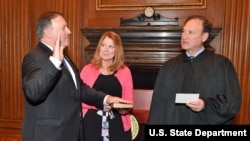 Le juge de la Cour suprême Samuel Alito (à dr.), lors de la prestation de serment de Mike Pompeo, secrétaire d'État américain, à Washington, le 26 avril 2018.