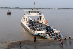 រូបឯកសារ៖ អ្នក​ដំណើរ​ចុះ​ពី​សាឡាង​ក្នុង​រាជធានី​ភ្នំពេញ នៅ​ថ្ងៃ​ទី​៣ ខែ​មីនា ឆ្នាំ​២០២០។