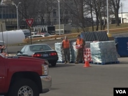 Residents of Flint, Michigan, rely on volunteers to deliver bottled water for drinking, bathing and other uses. "Brushing your teeth, showering, cooking. I mean, we use water for a lot more than just drinking water," said volunteer Virginia Bialesco. (K. Farabaugh/VOA)