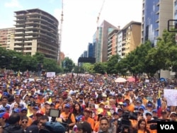 Demonstrators attend an anti-government rally in Caracas to protest against Venezuelan President Maduro, July 9, 2017. (A. Algarra/VOA)