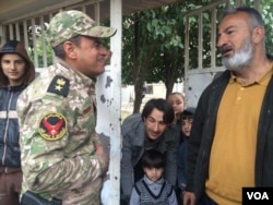 Colonel Abdulamir Al-Muhammadawi of the Iraqi army’s Rapid Response Unit greets residents in al-Josaq neighborhood in western Mosul, who largely stay in their homes because of ongoing sniper fire, March 2, 2017. (H. Murdock/VOA)