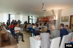 មន្ត្រី​ជាន់​ខ្ពស់​របស់​សហភាព​អ៊ឺរ៉ុប​បាន​ផ្តល់​សន្និសិទ​កាសែត​មួយ​ស្តី​អំពី​ប្រតិកម្ម​របស់​ខ្លួន​ទៅ​លើ​សេចក្តី​ព្រាង​ច្បាប់​ស្តី​អំពី​សមាគម និង​អង្គការ​មិន​មែន​រដ្ឋាភិបាល​កាល​ពី​ថ្ងៃ​សុក្រ ទី២២ ខែឧសភា ឆ្នាំ២០១៥។ (រូបថត៖ នៅ វណ្ណារិន/ VOA Khmer)