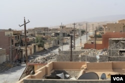 Once home to roughly 80,000 people and a traditional homeland for the Yazidi people, Sinjar, Iraq, lies in ruins and thousands are buried in mass graves outside the city. Nov. 14, 2016. (H.Murdock/VOA)