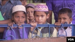 Participants prepare for midday worship at a mosque near Teknaf, Bangladesh. (S. Sandford/VOA)