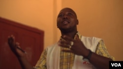 Doctors Without Borders’ Claude Bitalona speaks to a group of HIV-positive patients at the Zemio hospital in the Central African Republic. (Z. Baddorf/VOA)