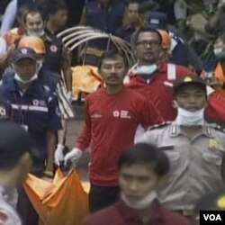 Petugas keamanan membersihkan lokasi pemboman kembar dua hotel di Jakarta, 17 Juli 2009.