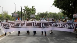 印度示威者在新德里手举写着“我们的国家我们的土地，中国军队滚出去”字样的横幅举行抗议活动。（2020年6月19日）