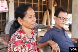 Mey Dara and his wife, Chab Torn, sit together at their house in Chantrey commune while speaking with VOA. She says she is concerned that local authorities will find out about the interview or send someone to watch the house, Feb. 14, 2018. (Sun Narin/VOA Khmer)