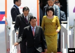 Thủ tướng Campuchia Hun Sen và vợ trong một chuyến công du đến Indonesia ngày 16/11/2011.