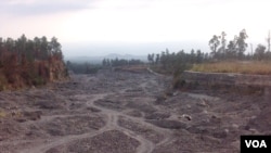 Kawasan penambangan pasir di lereng Gunung Merapi. (Foto: VOA/Nurhadi)