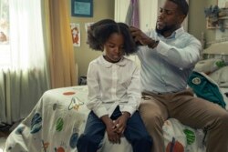 Gambar yang dirilis oleh Netflix ini menunjukkan Melody Hurd, kiri, dan Kevin Hart dalam sebuah adegan dari "Fatherhood." (Foto: Philippe Bosse/Netflix via AP)
