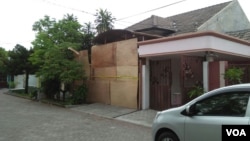 Rumah Dita Oepriarto di Wanareja yang ditutup papan oleh polisi. (Foto: VOA/Nurhadi)
