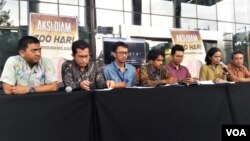 Koalisi Masyarakat Sipil Antikorupsi Selasa (12/3) menyampaikan pernyataan sikap bertepatan dengan 700 hari penyerangan air keras terhadap penyidik Komisi Pemberantasan Korupsi (KPK), Novel Baswedan. (Foto: VOA/Fathiyah)