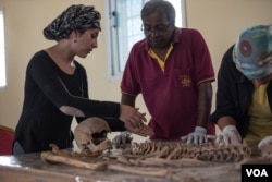 Valeska Martinez, left, and her colleagues analyze human remains — which appear to have suffered a gunshot wound to the head — in a lab in Berbera, Somaliland. (J. Patinkin/VOA)