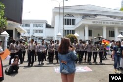 Aksi seratusan orang di depan gedung DPRD Jawa Barat ini dijaga oleh kepolisian. (Foto: Rio Tuasikal/VOA)