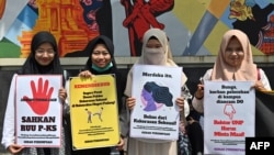 FILE - Para aktivis gerakan anti-kekerasan terhadap perempuan menggelar unjuk rasa memprotes kekerasan dan pelecehan seksual terhadap perempuan di kampus, di luar Kementerian Pendidikan dan Kebudayaan, di Jakarta, 10 Februari 2020. (AFP)