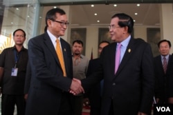 រូបឯកសារ៖ លោក​ សម រង្ស៊ី (ឆ្វេង) អតីតប្រធាន​គណបក្ស​សង្គ្រោះជាតិ និង​លោកនាយក​រដ្ឋមន្ត្រី ហ៊ុន សែន ចាប់ដៃគ្នា ក្រោយ​រដ្ឋសភាបាន​បោះឆ្នោត​ជ្រើសតាំង​សមាជិក​ថ្មី​នៃ​គណៈកម្មការជាតិរៀបចំការបោះឆ្នោត កាលពីថ្ងៃទី៩ ខែមេសា ឆ្នាំ២០១៥។