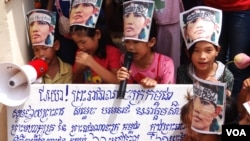 បាតុករ​កុមារ​តវ៉ាកាល​ពី​ថ្ងៃអាទិត្យជា​ទិវា​មាតា (​ទី​១២ ខែឧសភា) ឲ្យ​មាន​ការ​ដោះ​លែង​អ្នក​ស្រី​អ្នកស្រី​យ៉ោម បុប្ផា។ (រូបថត៖ គង់ សុឋានរិទ្ធ/វីអូអេ)