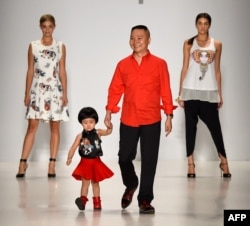 Perancang Zhuliang Li (tengah) dalam peragaan busana Oudifu di Pekan Mode New York.