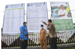 Kampung Waigama, Distrik Misool Utara, Raja Ampat, Papua Barat memajang APBDes dan daftar penerima bantuan sebagai transparansi Dana Desa. (Foto: Courtesy/Kemendes PDTT)