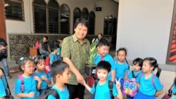 Para guru di Indonesia terlalu banyak dibebani dengan tugas administrasi? (Ilustrasi: Rio Tuasikal/VOA)