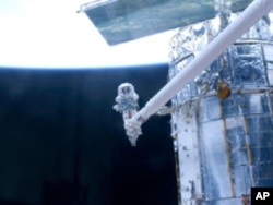 STS-125 Mission Specialist John Grunsfeld participates in the mission's fifth and final session of extravehicular activity (EVA).