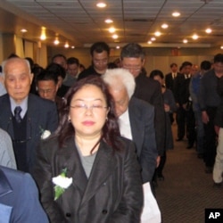 追思会与会者向方励之默哀致敬