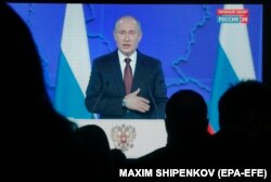 RUSSIA -- Journalists watch live broadcast of Russian President Vladimir Putin's annual Address to the Federal Assembly at Gostinny Dvor in Moscow, Russia, 20 February 2019