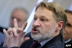 FILE - Political analyst Dmitry Oreshkin, pictured at a news conference in Moscow in March 2012, says Russian President Vladimir Putin "despises democratic procedures and the population" and believes it's "necessary to disperse and neutralize certain of its members."