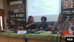 Para pembicara dalam Diskusi Kekerasan Gender Online di Jakarta, Senin (28/1). (Foto: VOA/Sasmito)