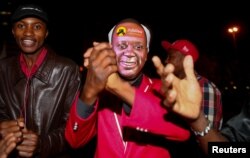 Supporters of Kenya's President Uhuru Kenyatta celebrate ahead of the announcement of election results in Nairobi, Aug. 11, 2017.