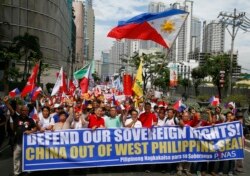 រូប​ឯកសារ៖ ក្រុម​បាតុករ​ដង្ហែ​ក្បួន​ទៅ​កាន់​ស្ថាន​កុងស៊ុល​ចិន​នៅ​ក្រុង​រណប Makati ក្បែរ​រដ្ឋធានី​ម៉ានីល ​ប្រទេស​ហ្វីលីពីន កាល​ពី​ថ្ងៃ​ទី​៩ ខែ​មេសា ឆ្នាំ​២០១៩។