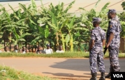 Crowds of Besigye supporters, kept off the road by heavy security, try to catch a glimpse into the court. (L. Paulat/VOA)