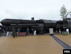 俄罗斯重视核武力量，普京宣称开发超级武器。2015年莫斯科郊外武器展览上展出的”白杨”战略导弹。