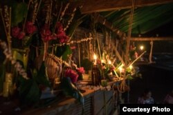 បាយសី និង​ដង្វាយ​សែន​ព្រន​សម្រាប់​ពិធីបុណ្យ​ប្រពៃណី​មួយ ដែល​ហៅ​ថា បុណ្យ​ថ្វាយ​បង្គុំ​គ្រូ របស់​ជនជាតិ​ភាគតិច​ជង នៅ​តំបន់​អារ៉ែង ខេត្ត​កោះកុង។ (រូប​ថត​ផ្តល់​ឲ្យ​ដោយ ម៉ម កល្យាណី)