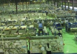 Pekerja Perempuan di sektor Industri di Pasuruan. (Foto: VOA/Petrus Riski)