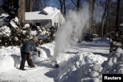 Frenk Kotrel čisti sneg pred kućom u predgrađu Vašingtona, Anandejlu